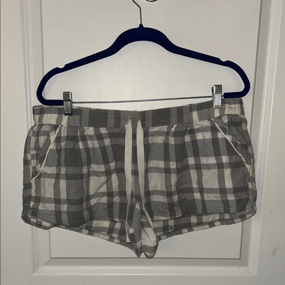 Aerie Plaid Flannel Sleep Shorts in Gray and White, Size XL